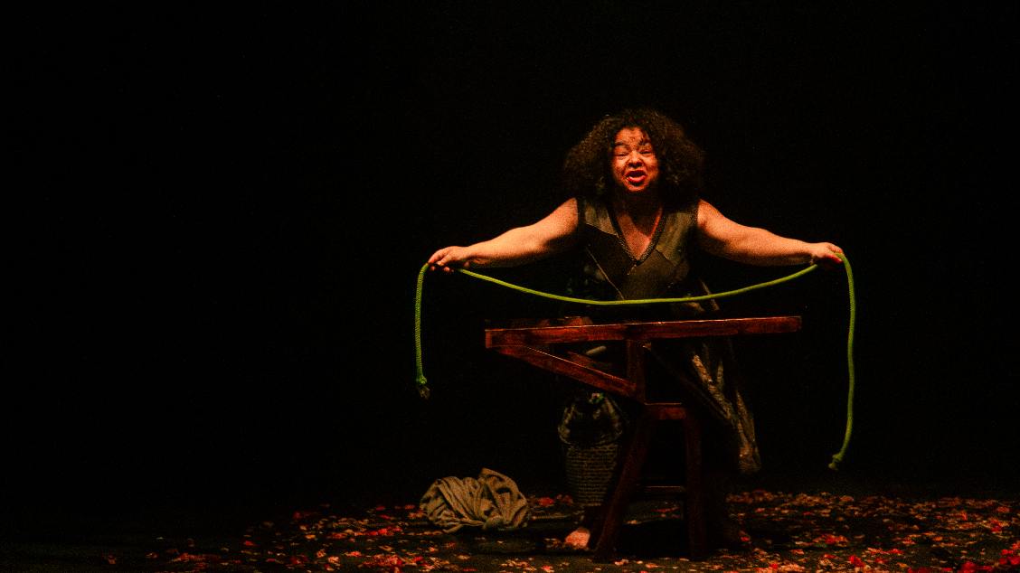 Imagem do evento ALZIRA - ONDE A POESIA INSISTE EM RASGAR O CAOS (Teatro da Terça)