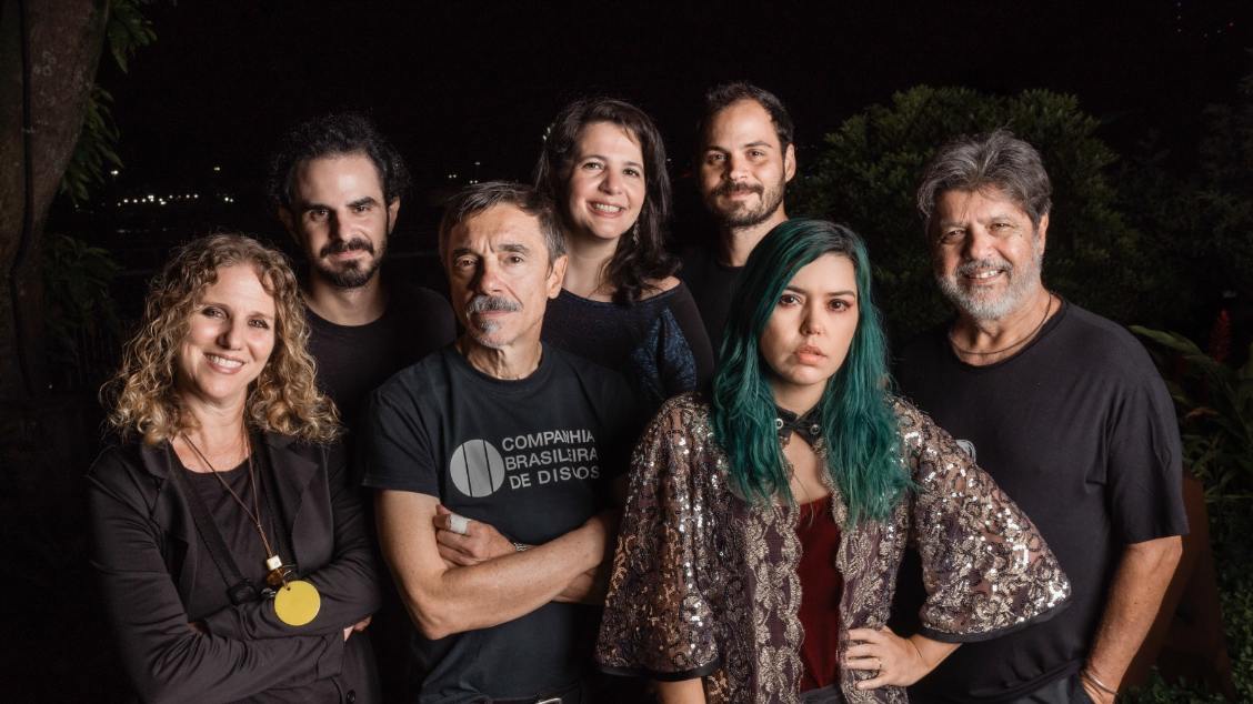 Imagem do evento Sete Cabeças, “Revisitando Acústicos: Titãs, Rita Lee e Cassia Eller”  A banda comandada por Charles Gavin, ex baterista dos Titãs, e pelo produtor musical Luiz Brasil recria o repertório de álbuns “Acústico MTV” emblemáticos