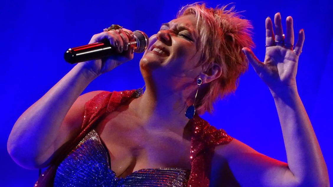 CHEIA DE BOSSA apresenta ‘Na Bossa de Elis’ com Andréia Pedroso