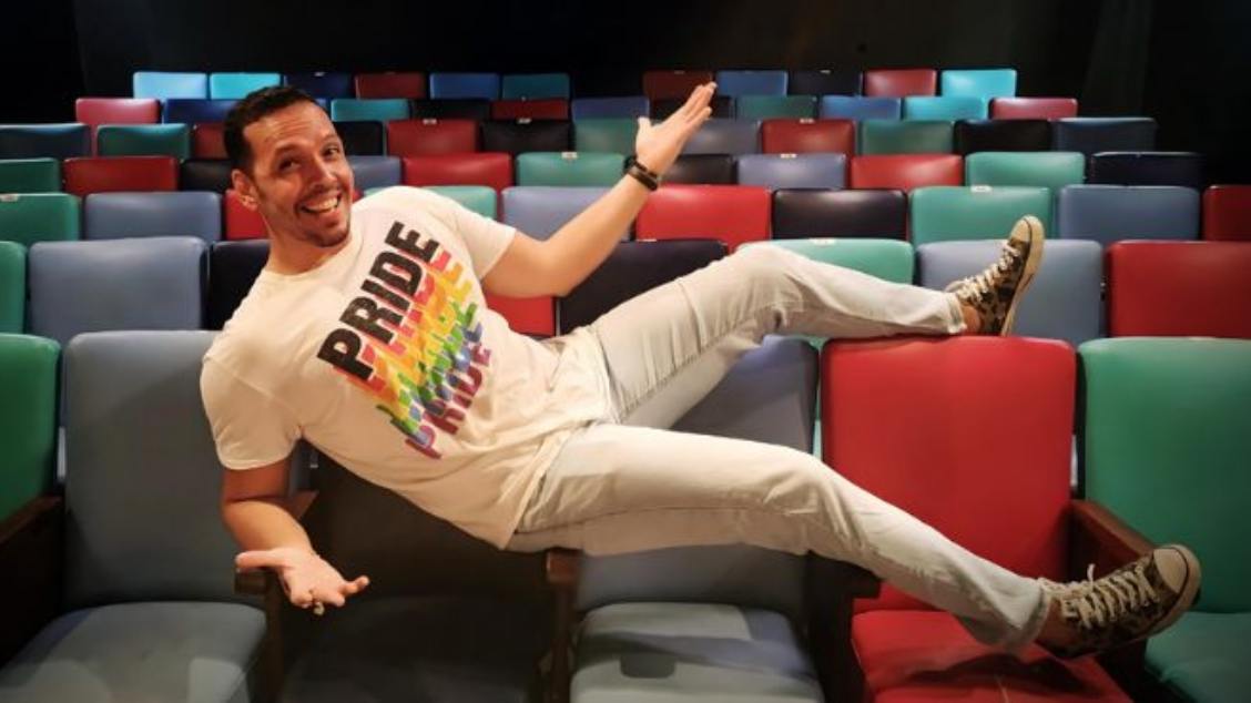 Imagem da fonte — Semana da Comédia: Festival Queer Comedy – Viny Arêas de Risco