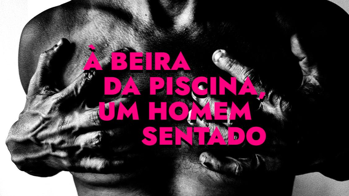 À beira da piscina, um homem sentado