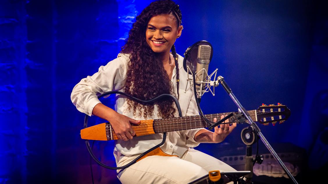 RESENHA NO HALL – MONIQUE ELEN CANTA ELIS REGINA: TRADIÇÃO COMO PONTO DE PARTIDA PARA UMA NOVA VOZ  - TEATRO FIRJAN SESI CAXIAS